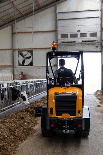 G2300hdfeed manure scraper1