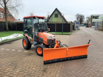 Kubota trekker met sneeuwschuif 1