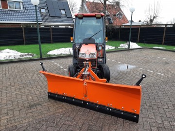 Kubota trekker met sneeuwschuif 10