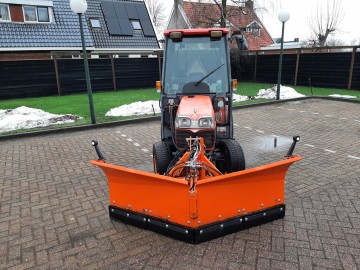Kubota trekker met sneeuwschuif 11