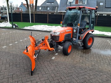 Kubota trekker met sneeuwschuif 2 0