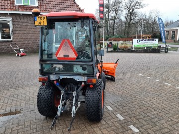 Kubota trekker met sneeuwschuif 4