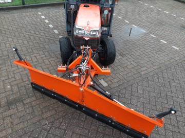 Kubota trekker met sneeuwschuif 7