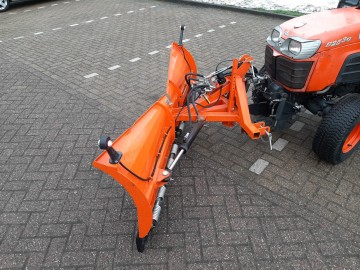 Kubota trekker met sneeuwschuif 8
